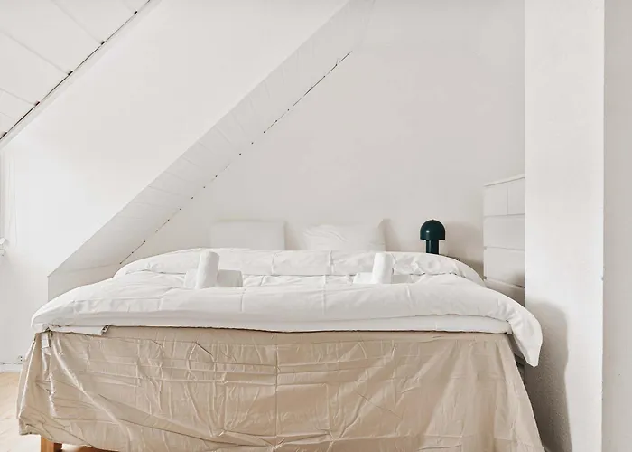 Dinbnb - History Meets Modern I 3-story House