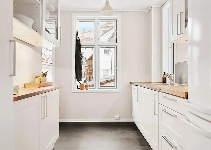 Dinbnb - History Meets Modern I 3-story House *