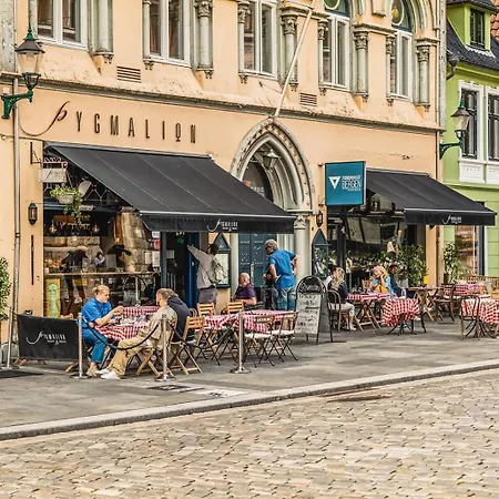 Dinbnb - History Meets Modern I 3-story House Holiday home Bergen