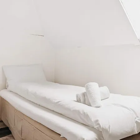 Dinbnb - History Meets Modern I 3-story House Holiday home *