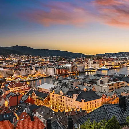 Dinbnb - History Meets Modern I 3-story House Сasa de vacaciones *