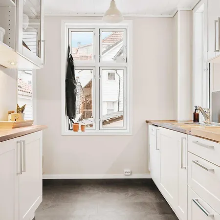 Dinbnb - History Meets Modern I 3-story House *