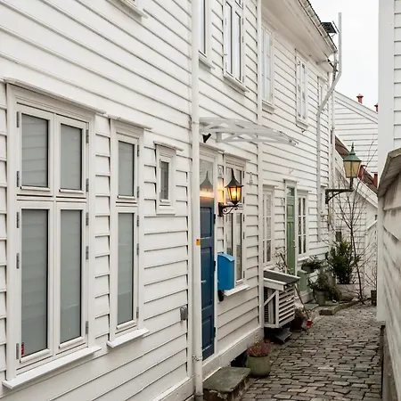 Dinbnb - History Meets Modern I 3-story House