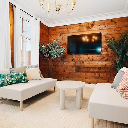 Holiday home Dinbnb - History Meets Modern I 3-story House *