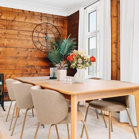Dinbnb - History Meets Modern I 3-story House Holiday home *
