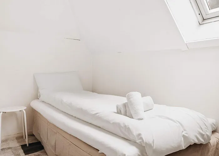 Dinbnb - History Meets Modern I 3-story House Holiday home *