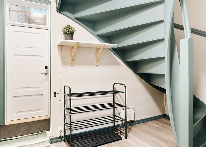 Casa vacanze Dinbnb - History Meets Modern I 3-story House *