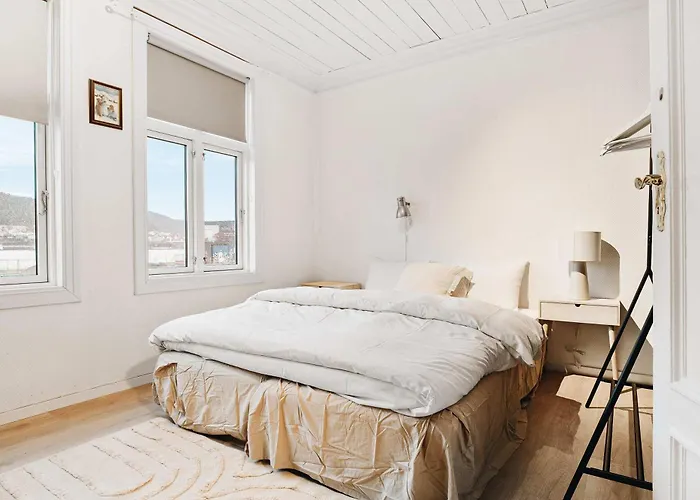 Dom wakacyjny Dinbnb - History Meets Modern I 3-story House Bergen