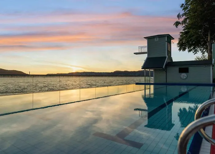 Dinbnb - History Meets Modern I 3-story House *