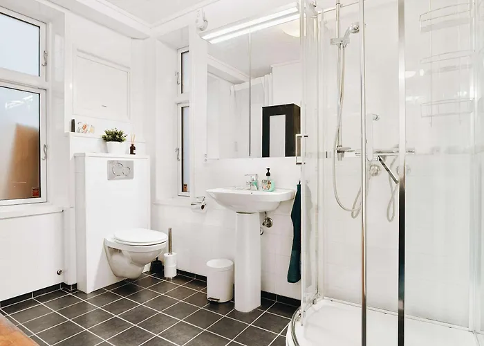 Dom wakacyjny Dinbnb - History Meets Modern I 3-story House *