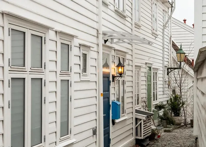 Dinbnb - History Meets Modern I 3-story House